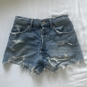 Blåa Zara Jeans Shorts  - Ett par snygga blåa Zara jeans shorts med låg midja som jag tyvärr växt ur, köpte dom i augusti förra året och hann endast använda dom 3 gånger.  Ser ut som nya och skicket är mycket bra utan några skador på shortsen.  Orginalpris: 329kr