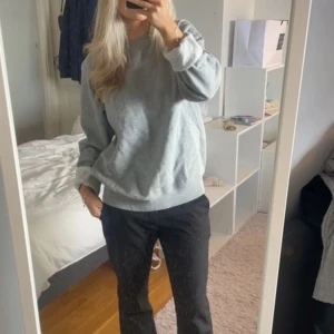 Grå sweatshirt - Grå sweatshirt från märket essentials. Använd men fortfarande i väldigt bra skick den enda ”skavanken” är som du ser på sista bilden att märket och storleken slitits bort. I storlek M