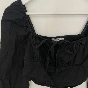 svart långärmad blus  - Något croppad i modellen, aldrig använd ❤️✨