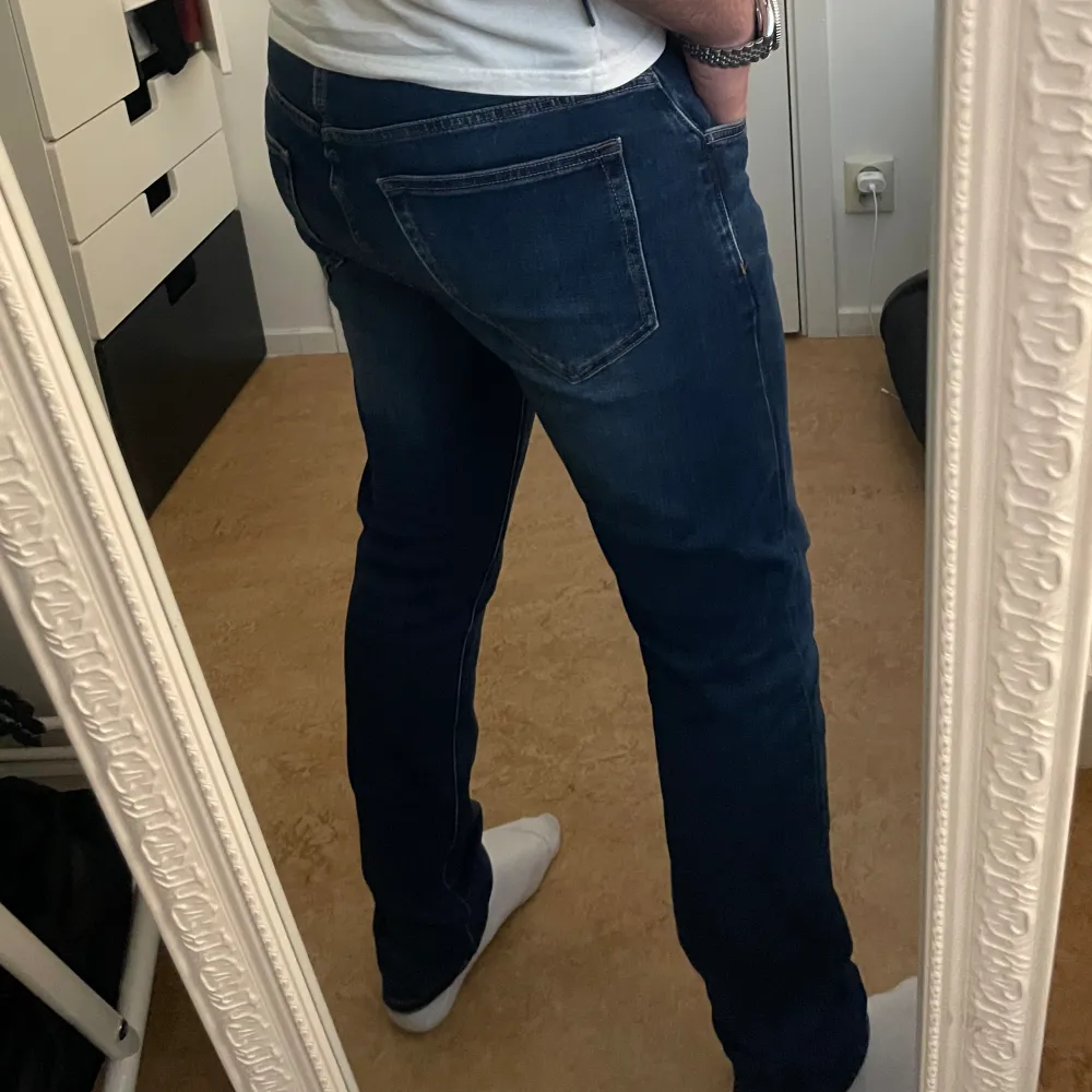 Mörkblåa jeans från East West i storlek W31 och L32. Jeansen har inte kommit till användning och är därav i bra skick. . Jeans & Byxor.