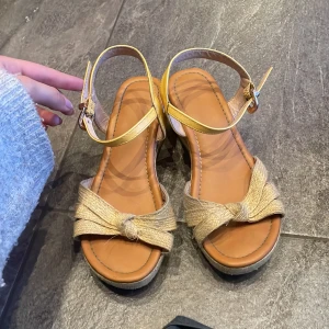 Sommarskor - Skor med klack. Ganska använda och slitna på flera ställen.