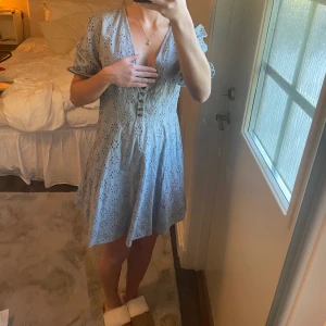 Klänning - Oanvänd klänning från NAKD som inte längre säljs, kontakta mig innan ni trycker på köp nu😍