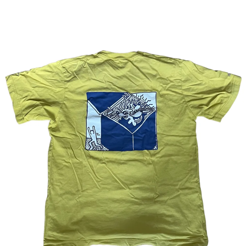 en riktigt fet uniqlo t-shirt som säljs för 50kr. storlek: XS i herr.. T-shirts.