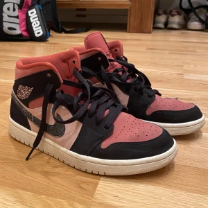 Jordan 1 mid - Säljer dessa Jordan 1 mids i storlek 40💞 använda ett få tal gånger. Ordinarie pris ligger på runt 1900kr. 