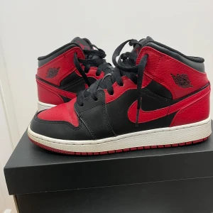 Air Jordan 1 mid gym red - Bra skick, säljs eftersom jag inte använder dem längre. Skriv för mer info, bilder osv. Pris kan diskuteras.