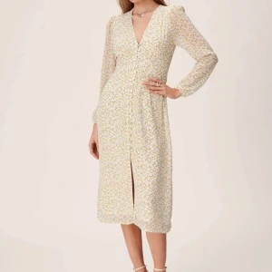 Adoore Paris dress - Säljer min finaste sommarklänning då jag vill köpa en ny☀️ slutsåld på hemsidan i 36