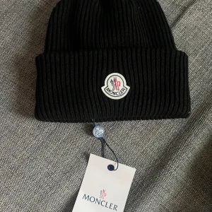 moncler mössa  - moncler mössa fint skick taggar finns och scan fungerar, hör av er vid fler frågor 