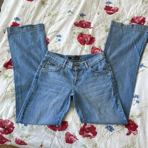 Ljusblå lågmidjade bootcut jeans - Ljusblåa jeans i bra skick. Storlek 29/34, motsvarar kanske storlek 36/s. Innebenslängd- 83cm. Midja- 37cm(platt). Totallängd- 107cm. OBS!- har inga bilder med jeansen på. Kontakta mig gärna om ni har några frågor☺️