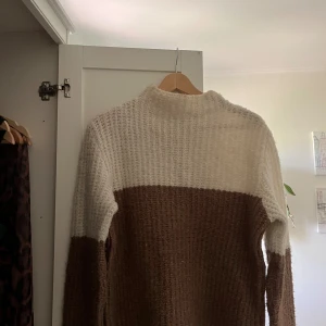 Älskade stickad tröja. - Säljer min as snygga stickad tröja som jag tycker passar till allt. Perfekt oversized passform. Går ej att köpa längre. Suuuuper mjuk. Använd gärna köp nu!