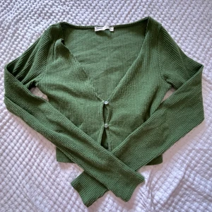 grön ribbad kofta - Liten grön kofta från pull&bear!! säljer pga att den är lite liten för mig.  