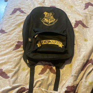 Harry Potter ryggsäck från lekia  - Harry Potter ryggsäck från lekia aldrig använts som ny. Två fickor 