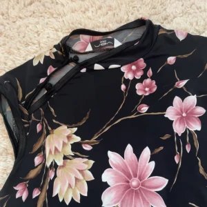 Blommig t-shirt med knappar  - Bra skick, använt fåtal gånger, är i storlek S , med din knappar på ena sidan. Säljer för 80kr+ frakt !! 💓skriv gärna ifall det finns några funderingar