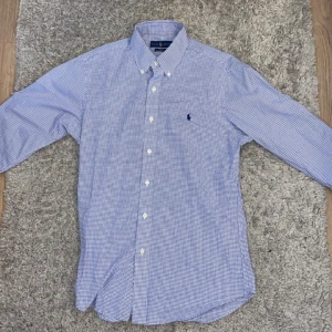 Ralph lauren skjorta - Fet Ralph lauren skjorta perfekt till sommaren☀️🕶️. Den är i perfekt skick som ny och nypriset ligger på 1699kr 