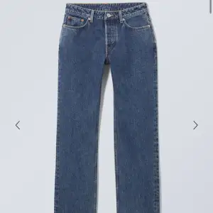Super fina jeans från weekday i super fint skick då dem är sparsamt använda. Säljer då dem inte kommer till användning. 27/30 är måtten!❤️