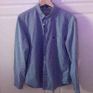 En skön Burebrry skjorta i storlek Medium, mest hängt i garderoben men har ett väldigt bra skick.