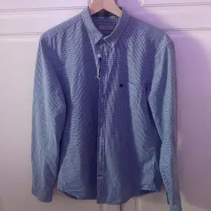 En skön Burebrry skjorta i storlek Medium, mest hängt i garderoben men har ett väldigt bra skick.