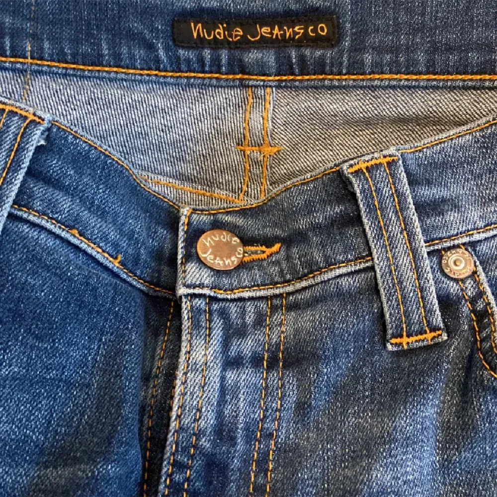 Säljer mina nudie jeans då dom ej kommer till användning,bra skick,nästan helt oanvända!!kontakta vid frågor eller intresse!. Jeans & Byxor.