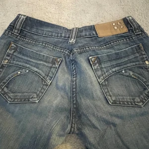 Lågmidjade jeans  - Säljer dessa Lågmidjade jeans som är köpt secondhand. Säljer för att dom är för stora. Är i bra skick och är i storlek S  (Tar Swish) 