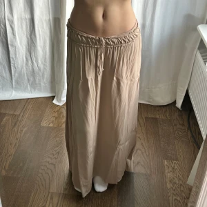 Klänning / kjol - Beige halterneck långklänning eller kjol från H&M. Jag är 176 cm 💕