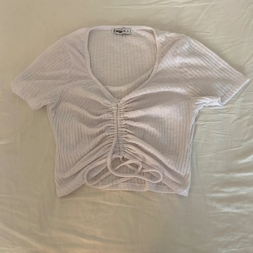 Vit tröja från FB SISTER i storlek S💗 Använd typ 10 gånger men inga jättetydliga tecken på användning. Tröjor & Koftor.