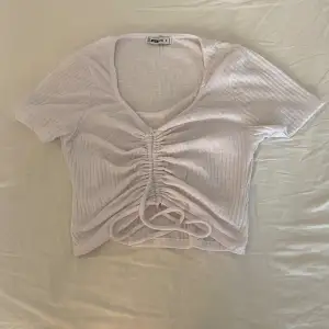 Vit tröja från FB SISTER i storlek S💗 Använd typ 10 gånger men inga jättetydliga tecken på användning