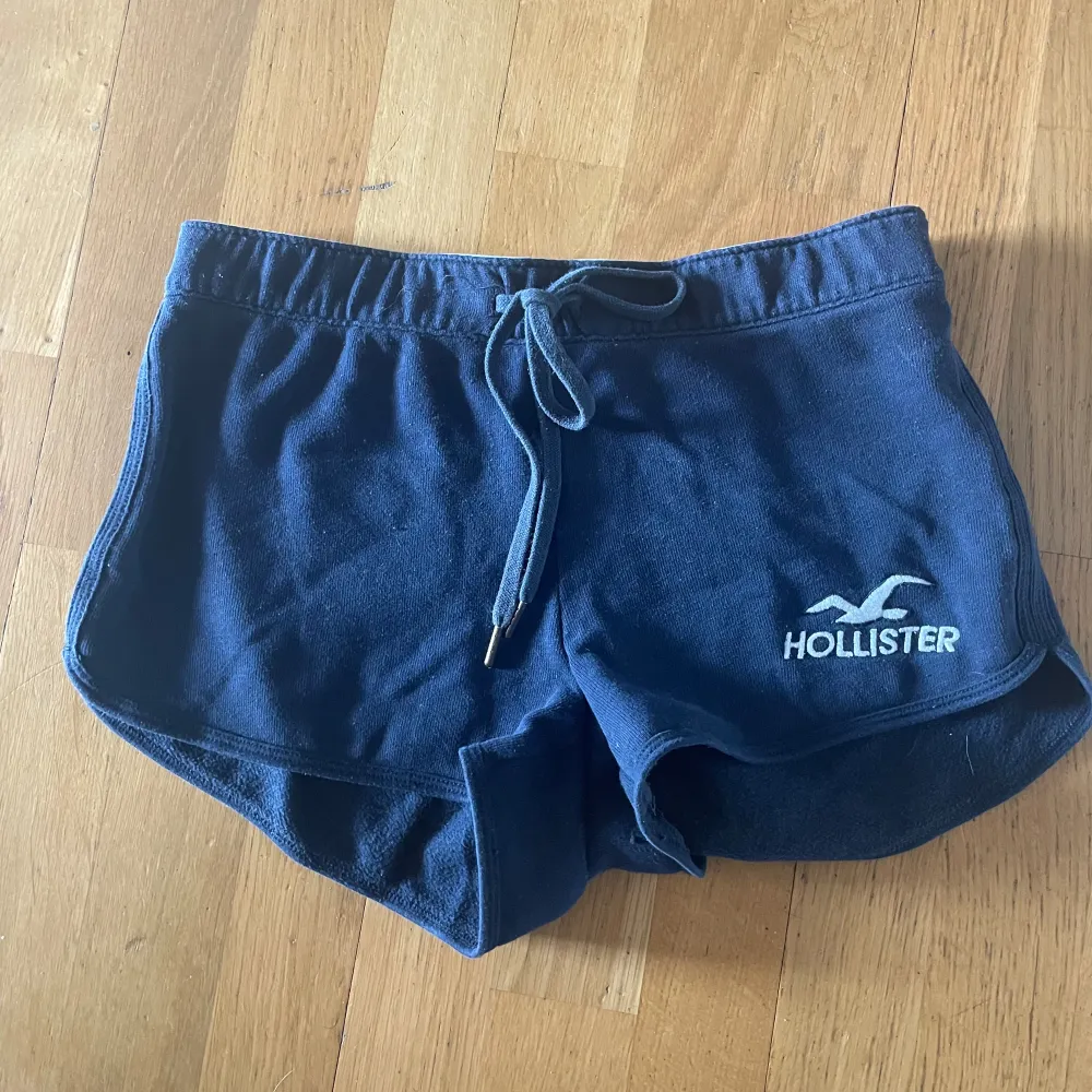 Snygga basic shorts från hollister i väldigt bra skick och perfekta nu till sommaren. . Shorts.