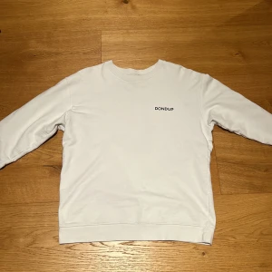 Dondup tröja - Hej, säljer en vit dondup sweatshirt som är i nyskick, Tröjan är storlek M men sitter rätt stort så skulle säga att den passar L. Skriv vid funderingar Mvh Ted.