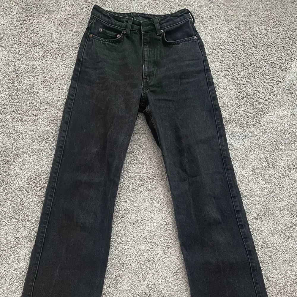 Svarta jeans i jättefint skick! Från weekday, sitter som ett smäck. Säljer pga försmå för mig.💓. Jeans & Byxor.