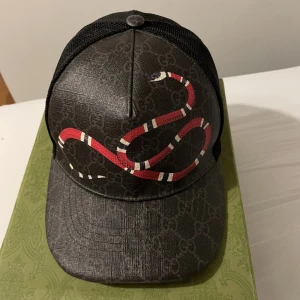 Gucci King Snake Keps  - Hej!, säljer nu min gucci king snake keps, därför den inte kommer till användning den är hundra procent äkta, den har inga skador är som helt ny. Box och kvittot finns, storlek S