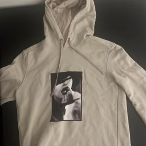 Limitato hoodie  - Nypris 3500 börjar bli för liten för mig annars bra skick men snörena är sönder men inget man tänker på som ni ser i sista bilden bilder i dm och billigare pris vid snabb affär  byte går