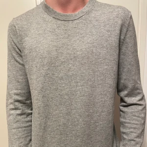 Filippa K tröja  - Filippa K tröja i merinoull! Bra skick, men litet hål vid ärmen därav priset! Nypris:1400 mitt pris:399!  Han på bilden är 185 väger 74 bara att skriva vid funderingar!