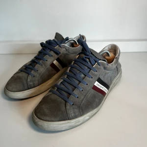 Moncler skor - Säljer nu dessa moncler skor, skicket är 7/10. Dom är storlek 42 men passar 43, bara skor tillkommer vid köp, skriv vid frågor och funderingar