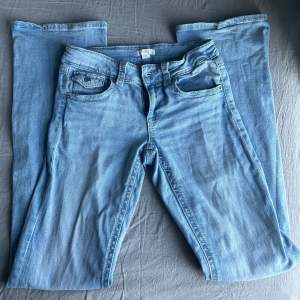Säljer dessa lågmidjade jeans från Gina, knappt använda! Nytt skick! Midjemåttet: 36-37cm (justerbart) Innerbenslängd: 80-81cm 💞
