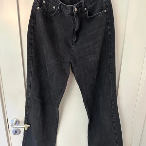 Nakd jeans - Svarta jeans från NAKD med medelhög midja😊 