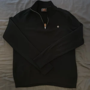Morris half-zipup - Säljer nu denna riktigt feta Morris half zip tröja som är i Morino Wool och fint skick. Den är perfekt nu till sommar och passar även till höst☀️🍁| Passform: storlek ”XL” men har blivit tvättad så passar som en S/XS | Hör av dig vid minsta fundering🤗👊🏼