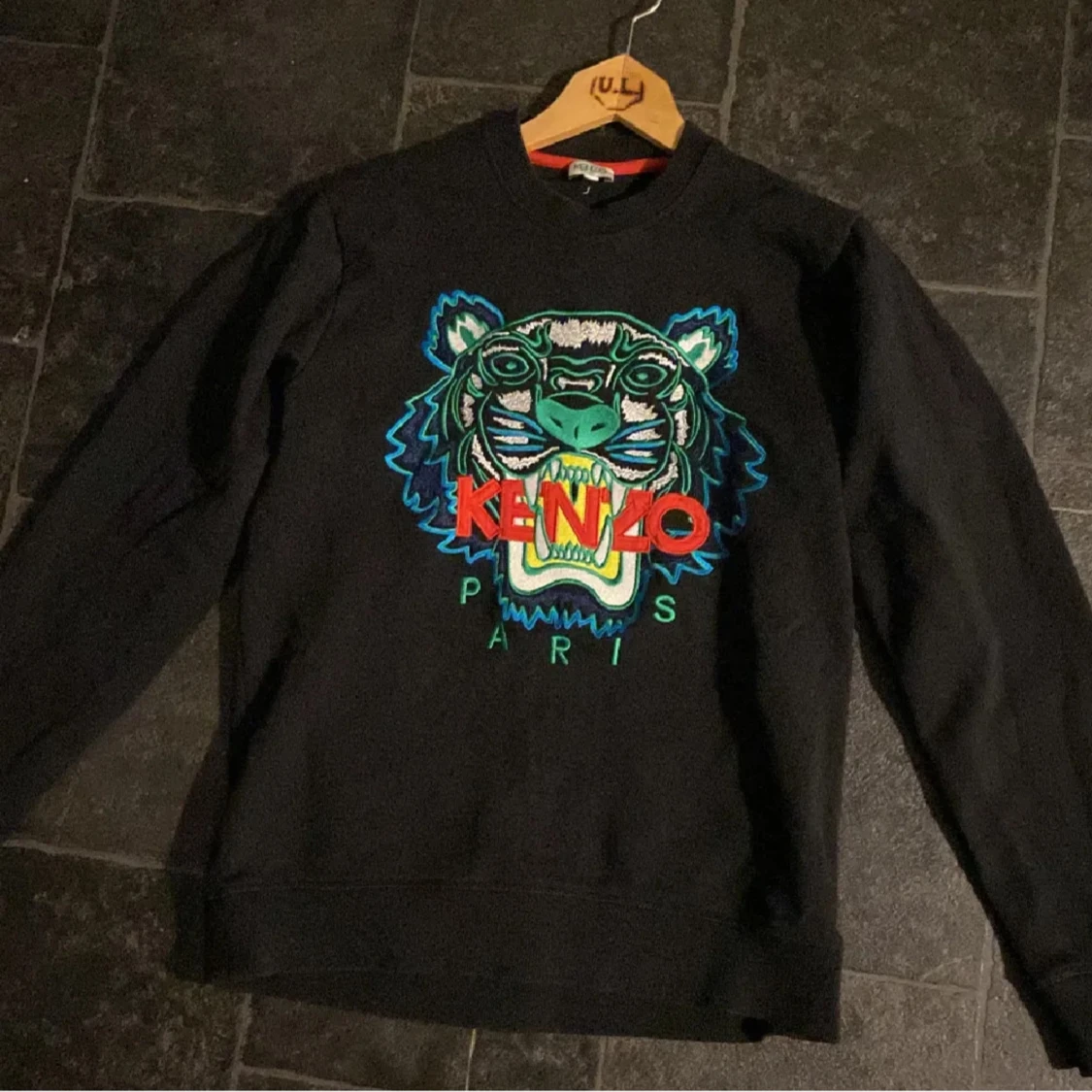 Svart tröja från Kenzo med tigerbroderi