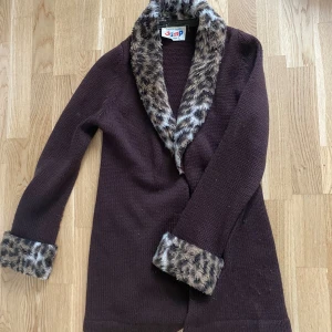 Y2K Cardigan Animal Leo Print - Står Large men den passa jätte bra på mig. Pris kan prutas. Jag är 160cm för referens.