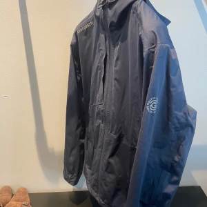 Galvin Green Jacka  - Säljer min Galvin Green jacka (Amos) som jag haft i 2 månader. Jackan är Gore tex och tål all vind och regn utan några som helst problem. Använd Max 3 gånger och har inga defekter. Ny pris 5199, mitt pris 3800. 