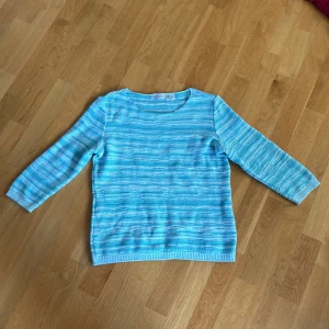 Blå tröja  - Jättefin blå randig tröja med trekvartsärm! Väldigt skön till sommaren. Säljer då den inte kommer till användning!