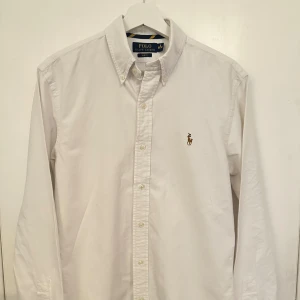 Ralph Lauren skjorta - Tjena! Säljer denna fräscha Raffe skjortan, den är nytvättad och nystrykt. Alltid bra med en av dessa i garderoben inför utgång. Pris kan självklart diskuteras!