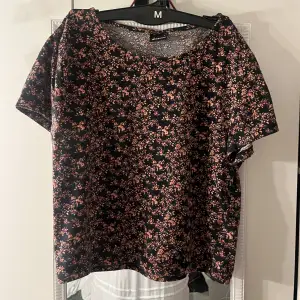 jätte söt tshirt från gina tricot, knappt använd. passar M/L