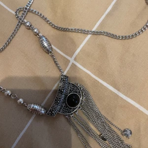 Halsband  - Silvrig halsband från Kappahl 