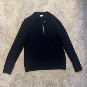 Filippa K Halv zip  - Nästintill oanvänd halv Zip från Filippa K. Nypris 1800 Var för stor för mig därför inte kommit till användning:)