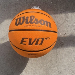 Wilson basketball  - Inomhus basketboll som är i storlek 7, använd ett par gånger men säljs eftersom den Inger kommer till användning mer.