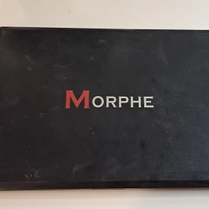 Ögonskuggspalett från Morphe - En ögonskuggspalett från Morphe med 35 olika nyanser. Paletten innehåller en blandning av matta och skimrande färger i varma och neutrala toner, inklusive beige, brunt, guld, rosa och lila. Perfekt för att skapa både vardagliga och festliga sminkningar.har köpt den från USA fõr mer än 300 kr. sälja ör 70