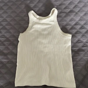 Vitt linne - Vitt ribbat linne som nästintill aldrig använts. Kontakta innan köp💕