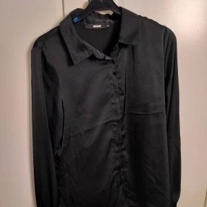 Skjorta från Bikbok - Aldrig använd pågrund av att den är för liten. Storlek S från Bikbok.