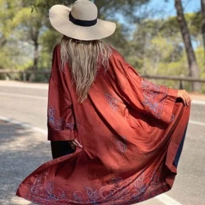 Otroligt vacker kimono  - Fantastiskt vacker kimono från indiskas kollektion Jewels by Indiska för ett antal år sedan. Ett riktigt ”one of a kind” plagg som är mycket eftertraktat. Stl S/M men väldigt rymlig i stl, passar även en L. Glansig viskos, underbara broderier. 