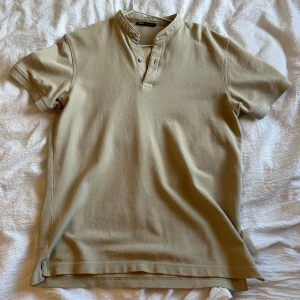 Skjorta/t-shirt - Tröjan är från zara pch sitter riktigt bra på mig som är 185cm lång och bär storlek M.