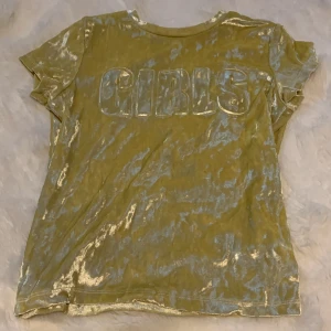Ful fin fluffig t-shirt - Fin skön t-shirt den är gul fluffig och jätte glansig ut och så skön